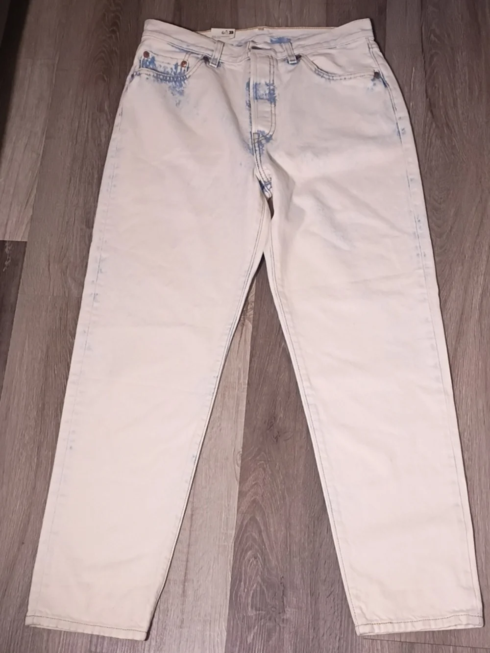 Levi's Cream Relaxed Jeans with Light‎ Blue Accents